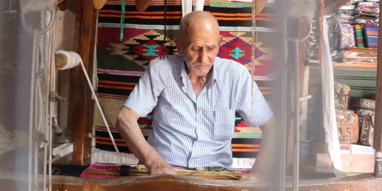Babasından Öğrendiği Kilim Dokuma Mesleğini 3 Metrekarelik Dükkanında Yaşatıyor