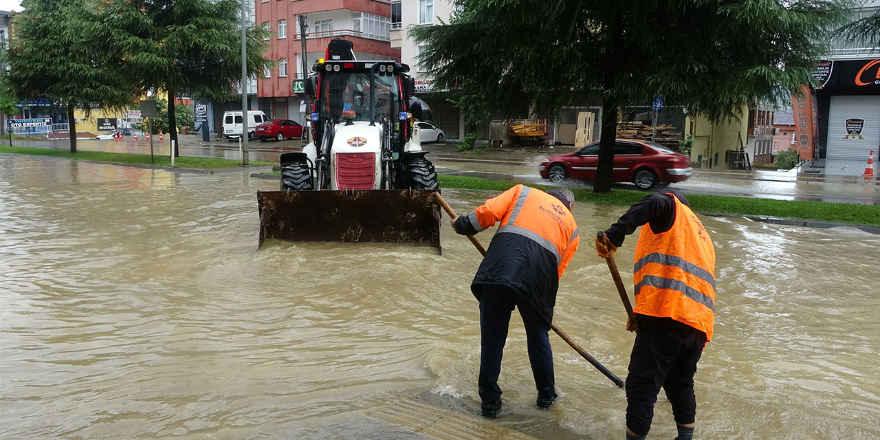 Ordu'da sağanak hayatı olumsuz etkiledi: Yol ulaşıma kapandı