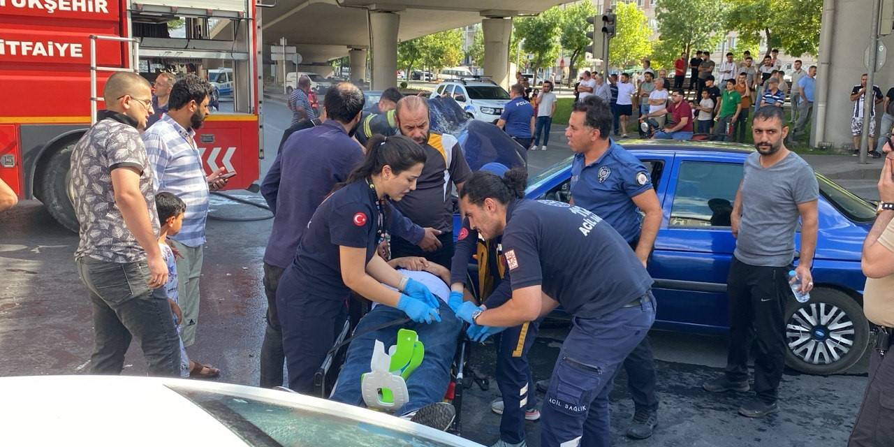 3 Araç Çarpıştı, Kamyonet Devrildi: 3 Yaralı