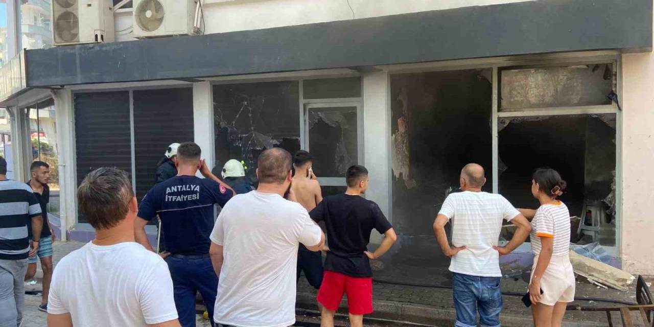 Antalya’da Bayan Kuaföründe Çıkan Yangın Korkuya Neden Oldu