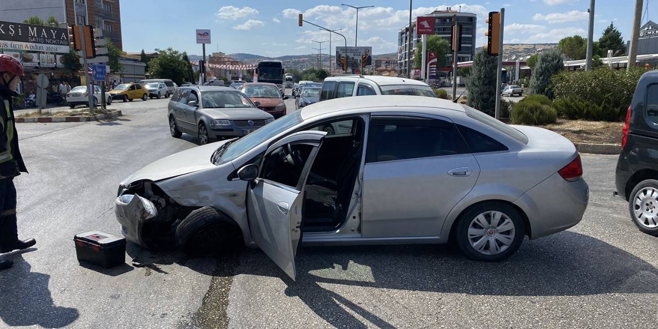 Kula’da Trafik Kazası: 2 Yaralı