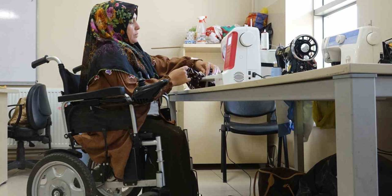 Yaşadığı Zorlukları Ve Engelini Giyim Kursu Sayesinde Aşıyor