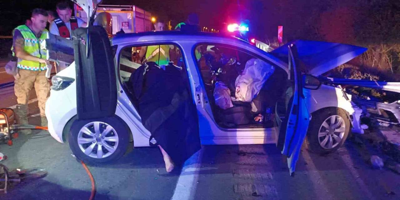 Otomobil Bariyerlere Çarptı: Uzman Çavuş Ve Hemşire Eşi Hayatını Kaybetti