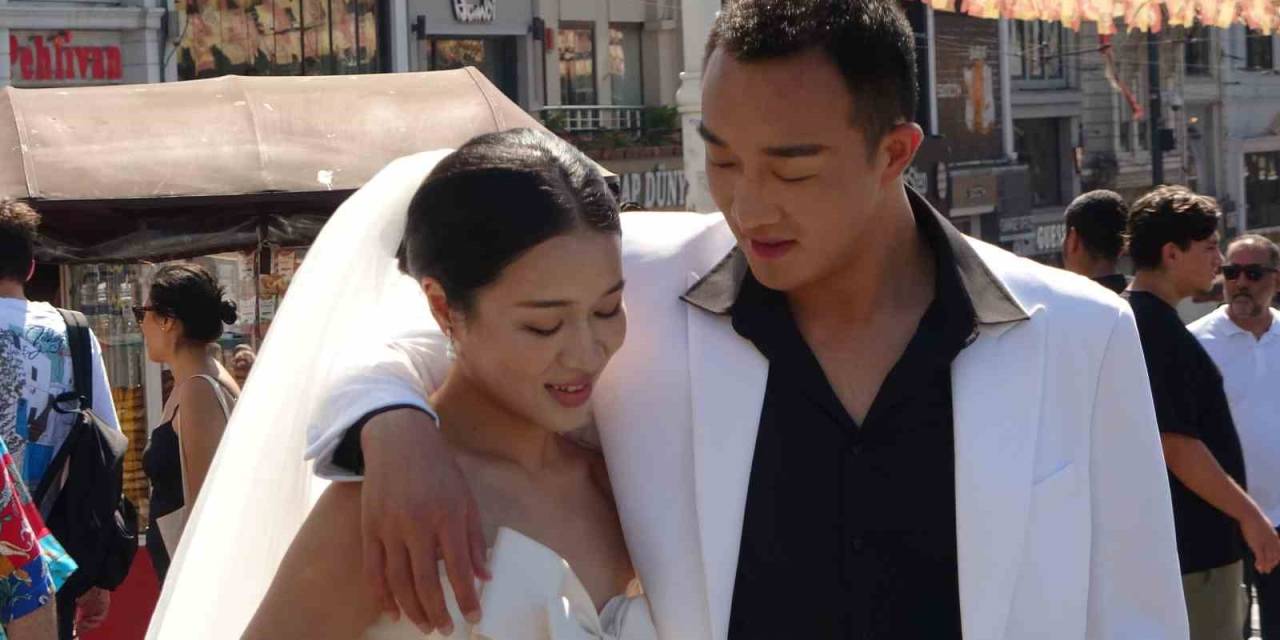 Taksim’de Düğün Fotoğrafı Çektiren Çinli Çift İlgi Odağı Oldu