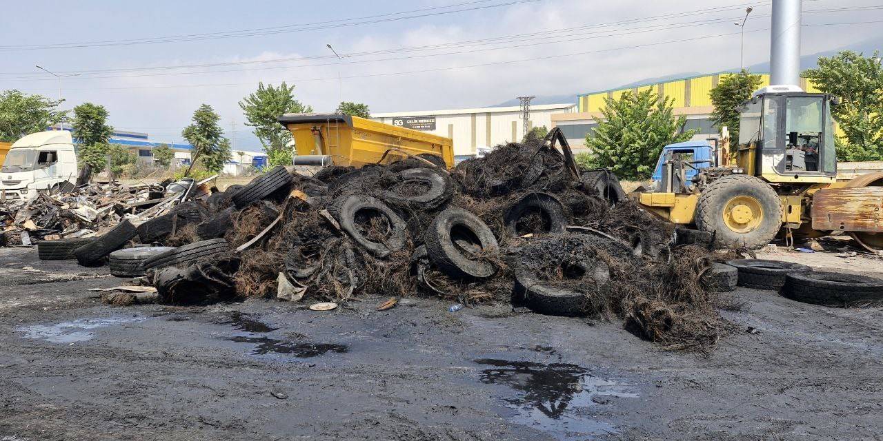 Alevlere Teslim Olan Lastik Deposunda Onlarca Lastik Kül Oldu