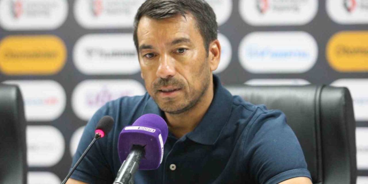 Van Bronckhorst: “İstanbul’a Galibiyetle Döndüğümüz İçin Mutluyuz"