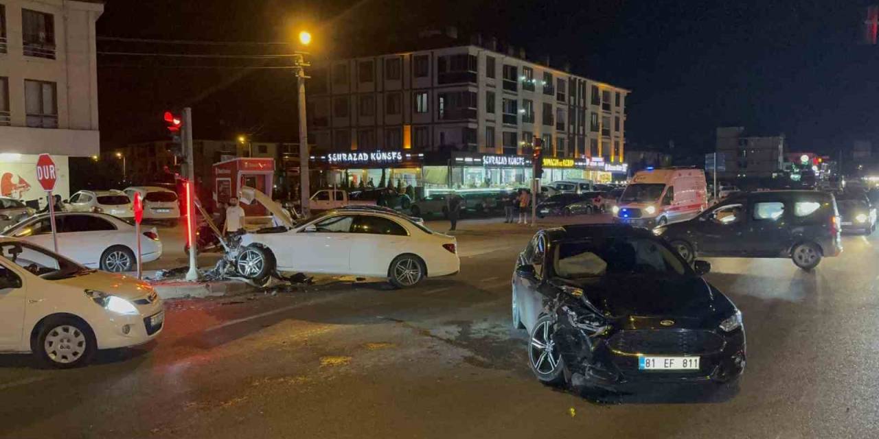 Düzce’de Işıklı Kavşakta 2 Araç Çarpıştı: 4 Yaralı