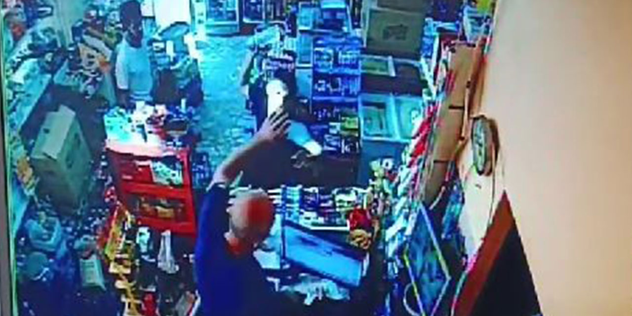 Eline geçirdiği tüpü bakkal çalışanına fırlattı: Dehşet anı kamerada