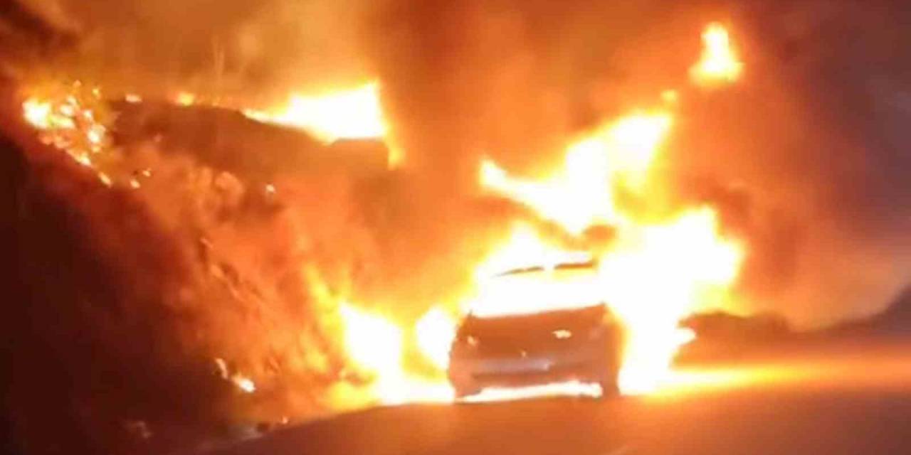 Motor Bölümünde Başlayan Yangın Aracı Alev Topuna Çevirdi