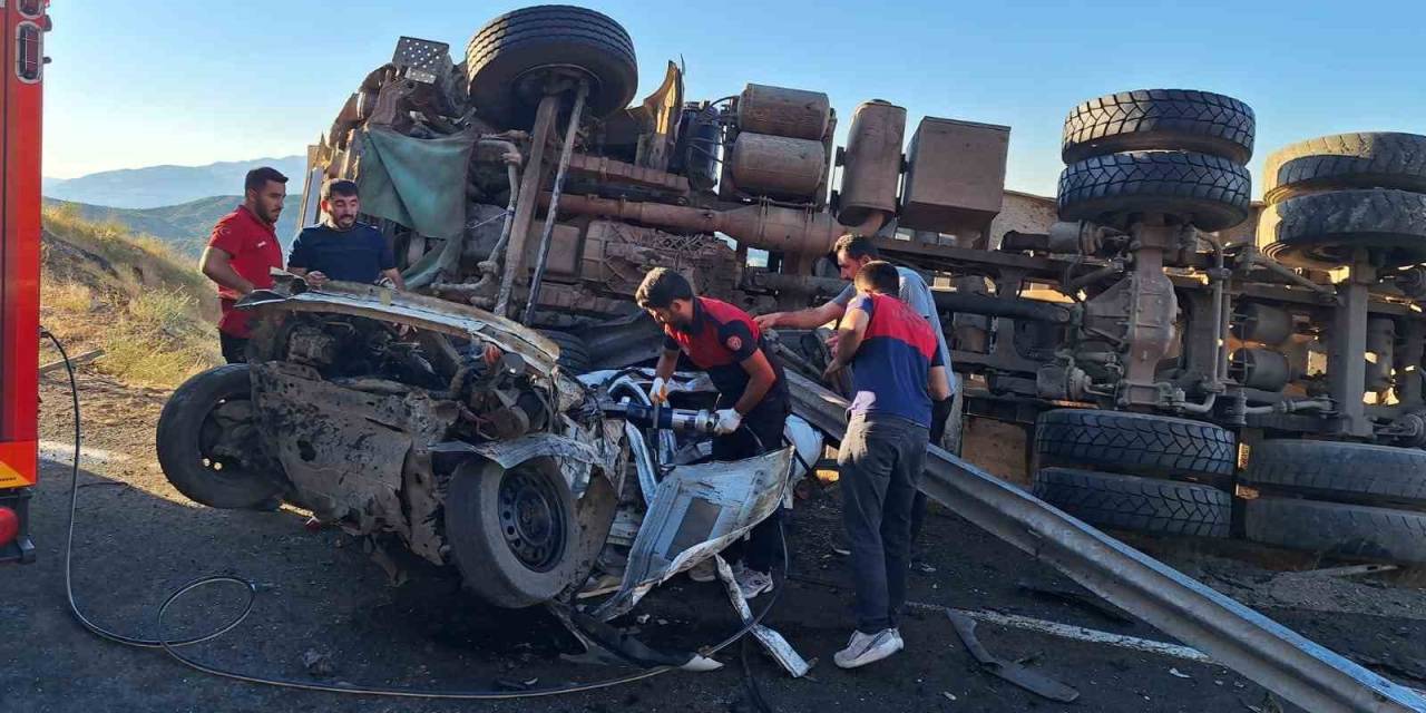 Bingöl’de Kamyon Ve Otomobil Çarpıştı: 3 Yaralı