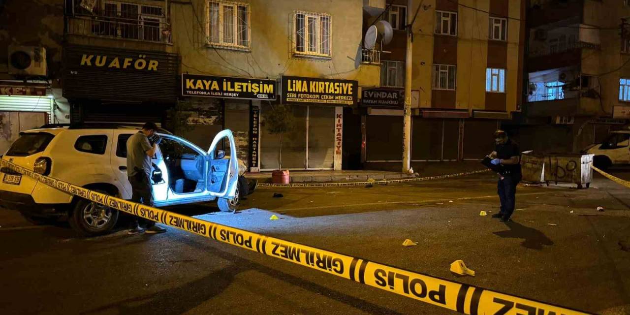 Otomobil Yayalara Çarptı, Durumu Gören Aileler Otomobile Taş Ve Silahla Saldırdı: 4 Yaralı