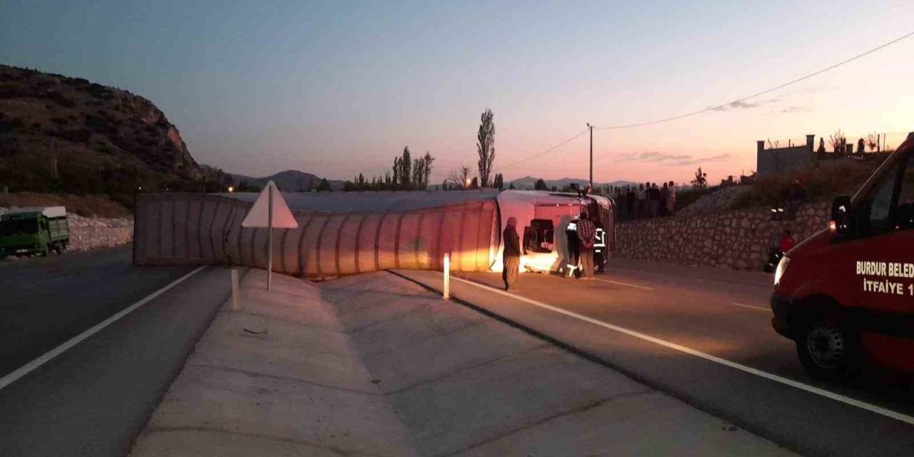 Burdur’da Seyir Halindeyken Lastiği Patlayan Tır Yan Yattı: 1 Yaralı