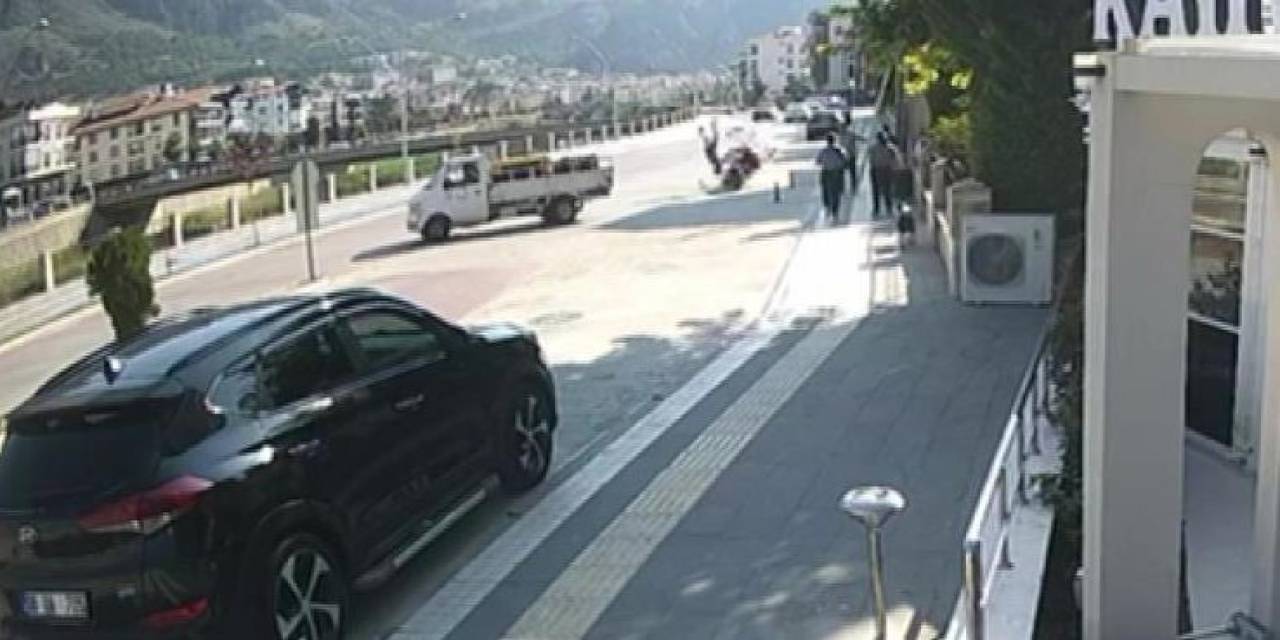 Amasya’da Motosikletle Bisiklet Çarpıştı, O Anlar Kamerada