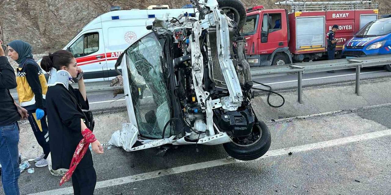 Takla Atıp Refüje Giren Hafif Ticari Araçta 6 Kişi Yaralandı