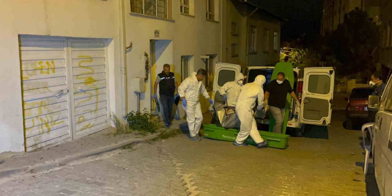 Kötü Koku Yayılan Dairede 68 Yaşındaki Adamın Cansız Bedeni Bulundu