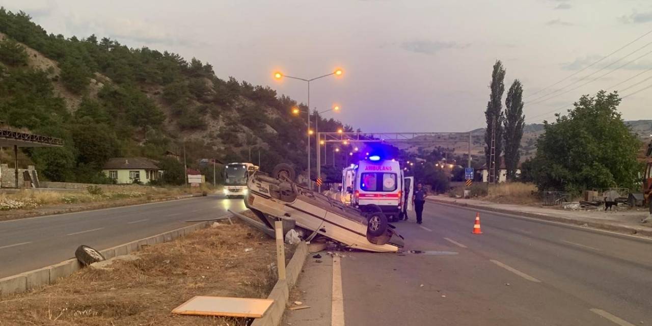 Amasya’da Refüje Dalan Otomobil Direğe Çarptı: 4 Yaralı