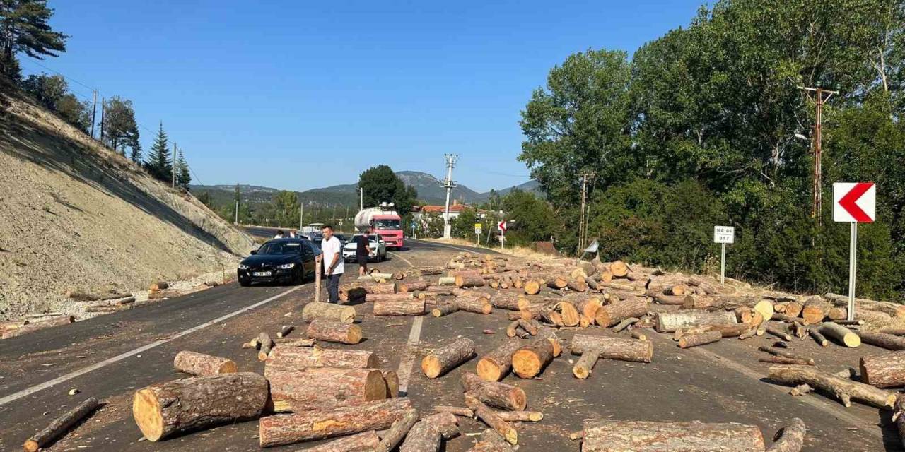 Kamyonda Yüklü Odunlar Yola Saçıldı