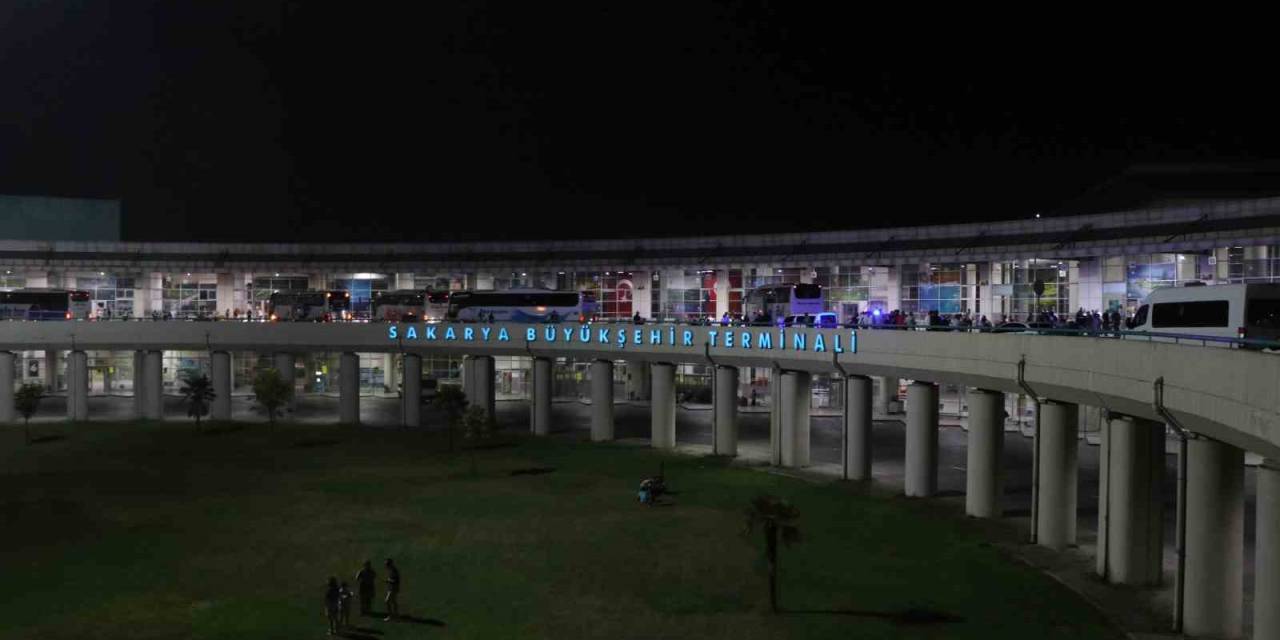 Terminale Yeni Yazıhane Yapımına Karşı Çıkan Esnaf Kepenk Kapattı: Sakarya’dan Bilet Satışları Durduruldu