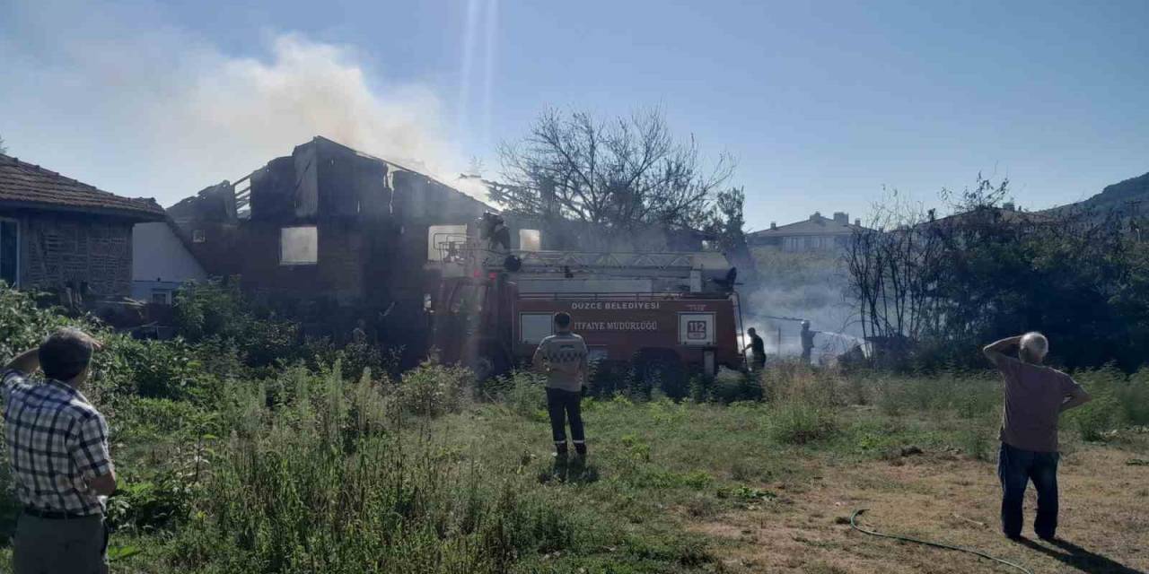 Düzce’de 2 Katlı Evde Yangın