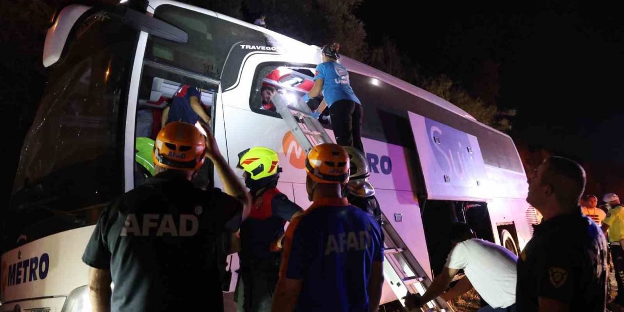 Aydın’da Kontrolden Çıkan Yolcu Otobüsü Yan Yattı: 1 Ölü, 10 Yaralı