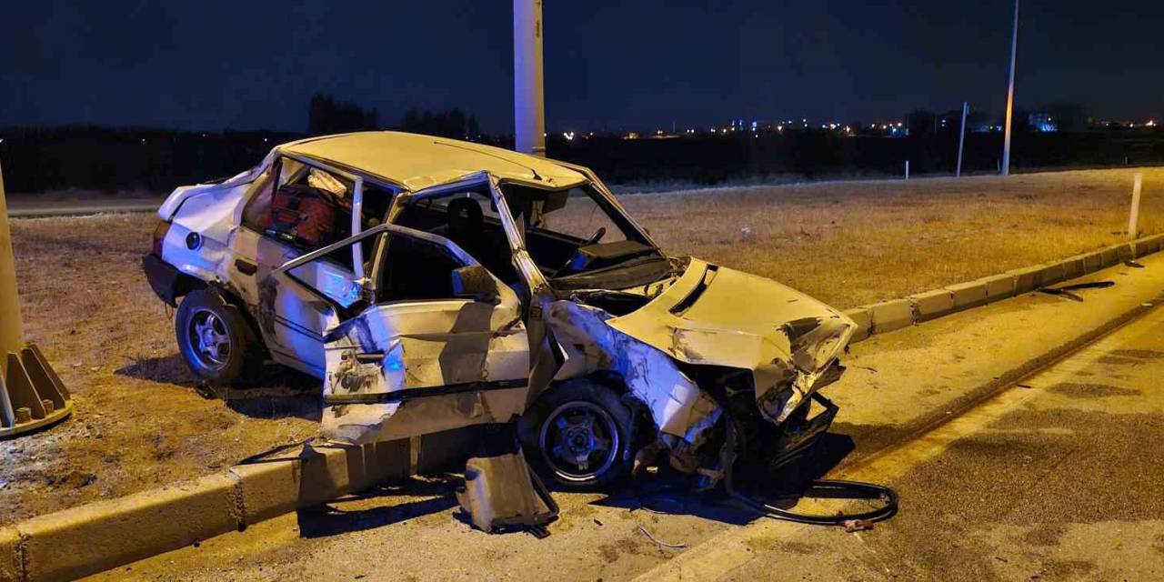 Otomobil İle Kamyon Çarpıştı: 2 Ölü