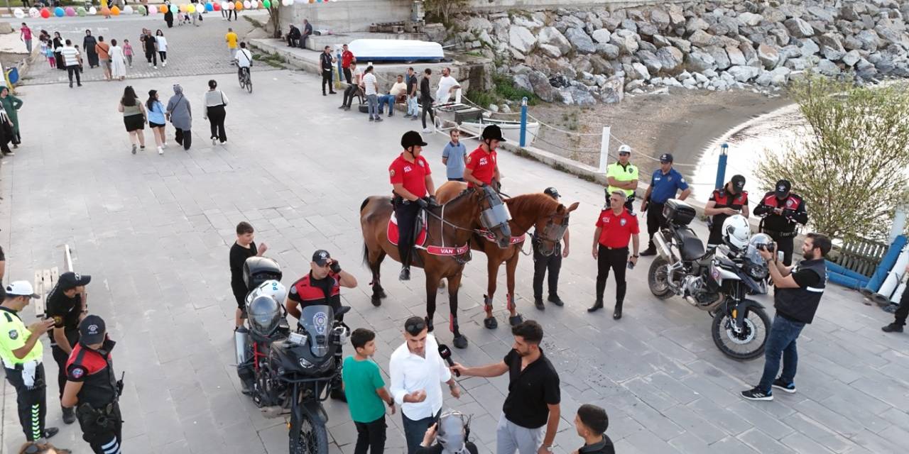 Atlı Birlikler Tatvan Sahilinde Devriye Attı