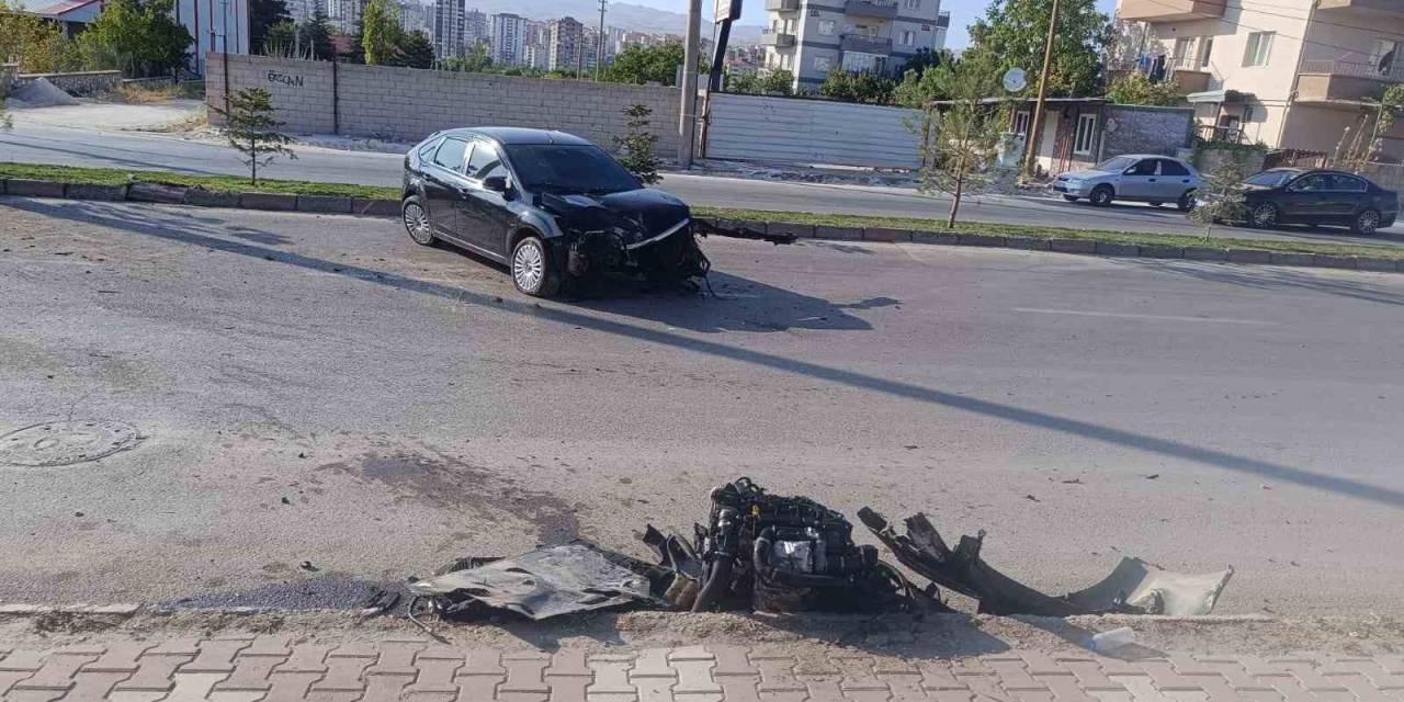 Önüne Çıkan Araca Çarpmamak İçin Direğe Çarpan Sürücü Yaralandı