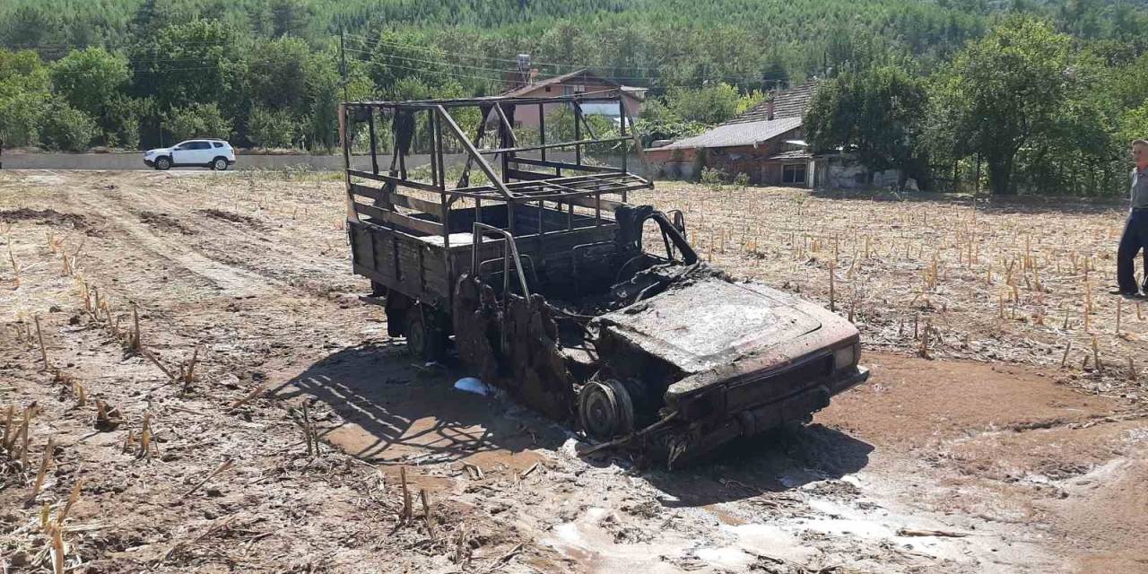Alev Alan Kamyonet Kullanılmaz Hale Geldi