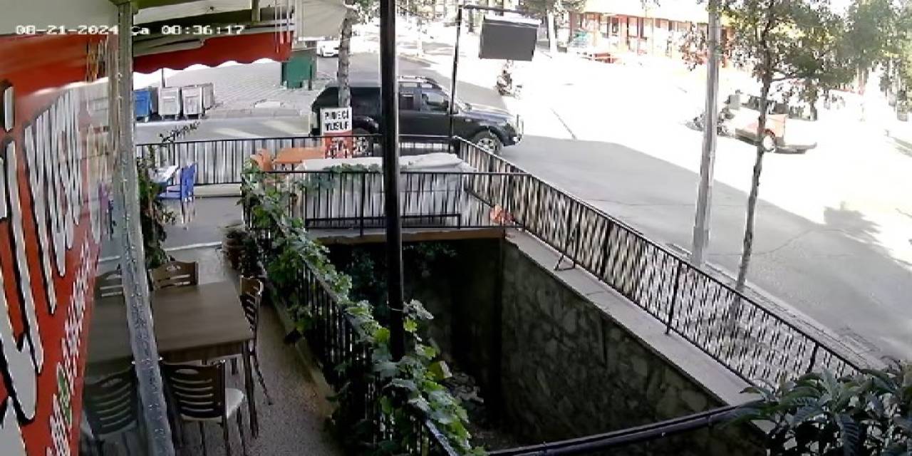 Motosikletle Hafif Ticari Araç Çarpıştı, Kaza Anı Kameraya Yansıdı