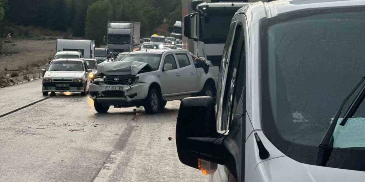 Burdur’da Kamyonet Önce Önündeki Tıra, Ardından Arkasından Gelen Kamyona Çarptı: 4 Yaralı