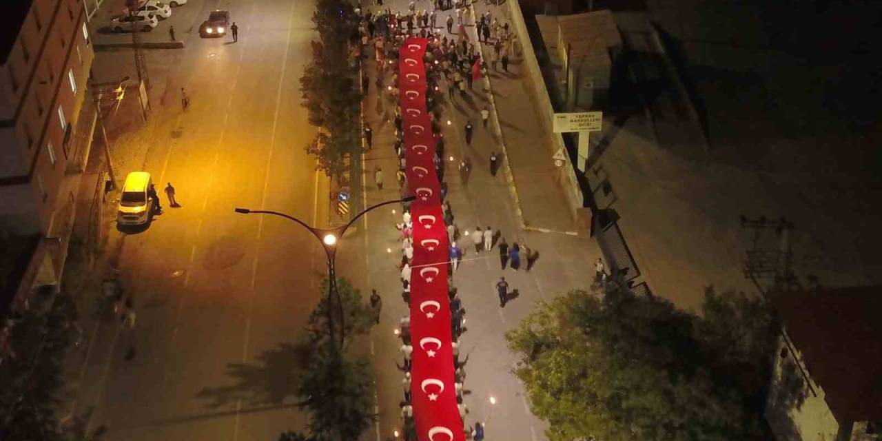 Ahlat’ta Türk Bayrağı Ve Meşalelerle “Fener Alayı” Yürüyüşü Yapıldı