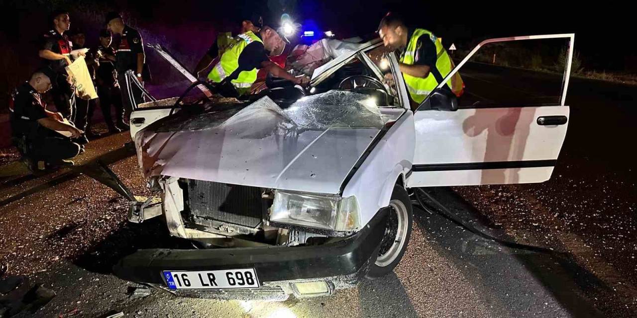 Kamyona Çarpan Tofaş Otomobilin Çatısı Uçtu: 3 Ağır Yaralı