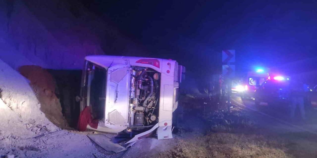 Isparta-antalya Karayolunda Yolcu Otobüsü Devrildi: 13 Yaralı