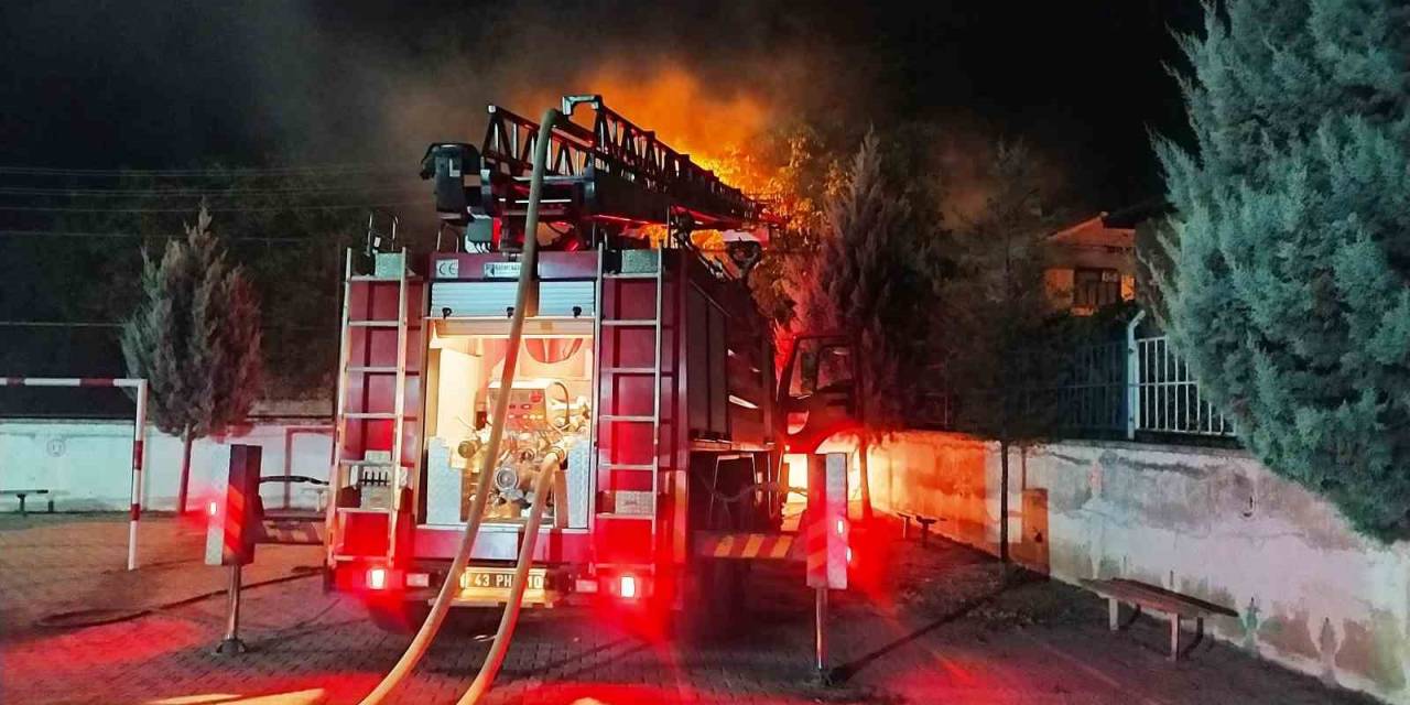 Hisarcık’ta Ahşap Ev Yangını