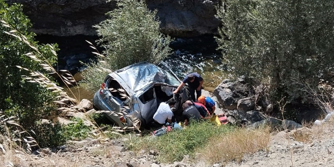 Gümüşhane'de dere yatağına devrilen otomobilin sürücüsü öldü