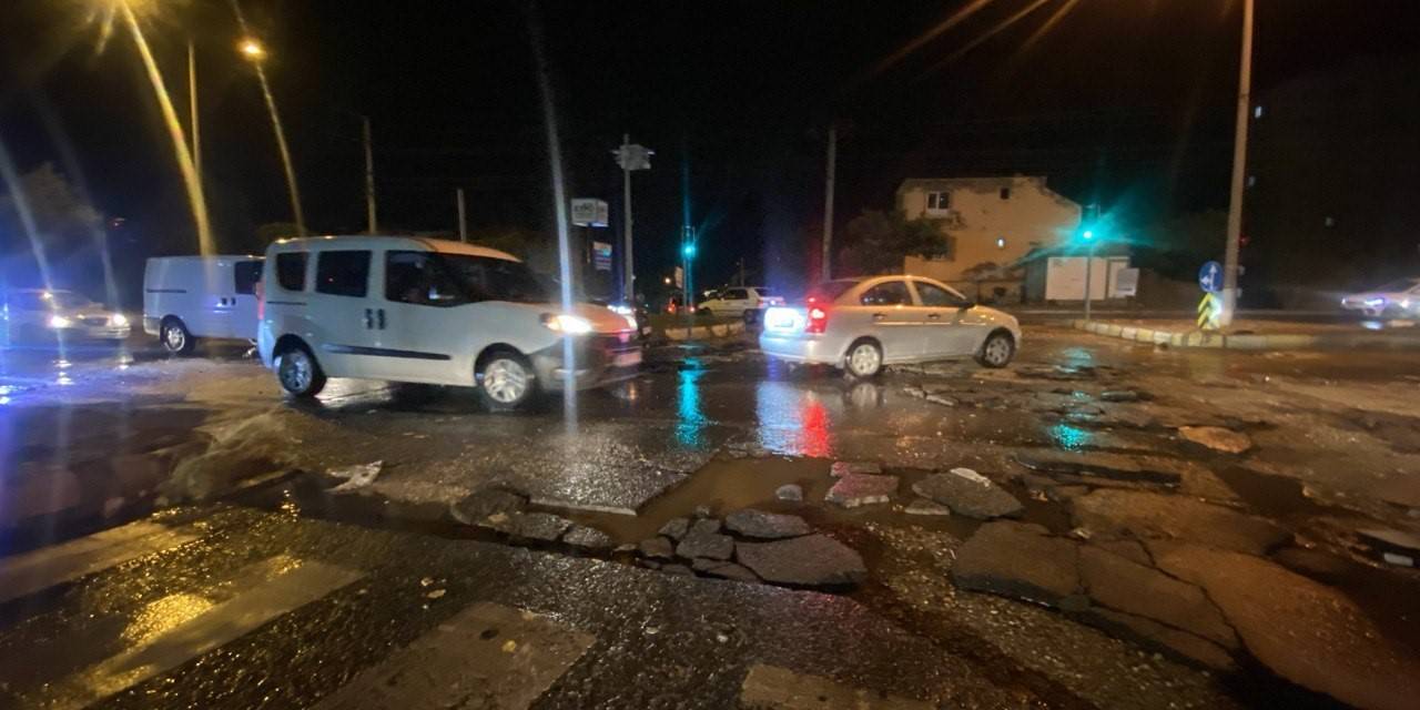 Kahramanmaraş’ta Şiddetli Yağmur Hayatı Felç Etti, Yol Yarıldı