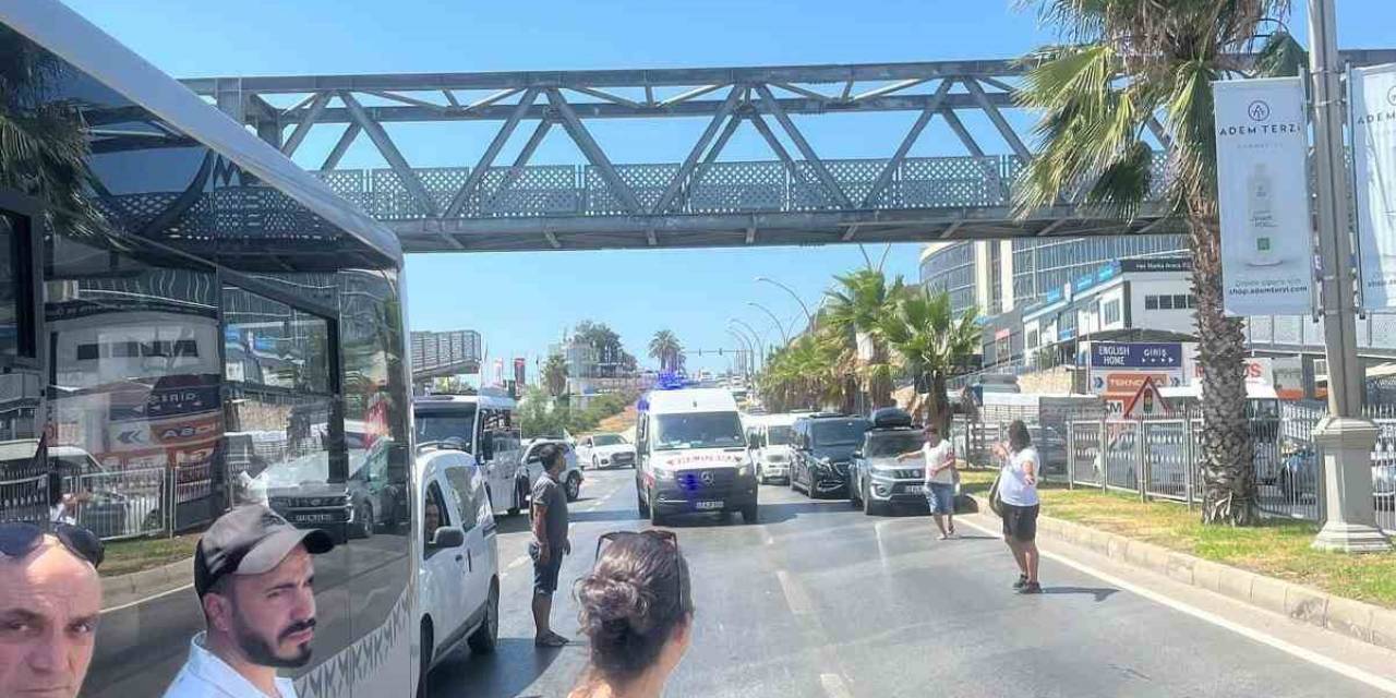 Yolcu Minibüsüne Çarpan Motosikletli Yaşamını Yitirdi