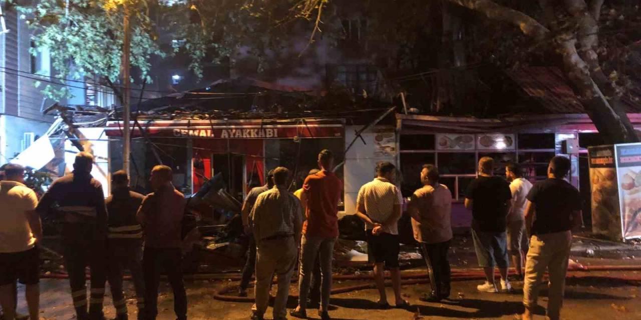 Ekmek Fırını Ve Ayakkabı Dükkanı Küle Döndü