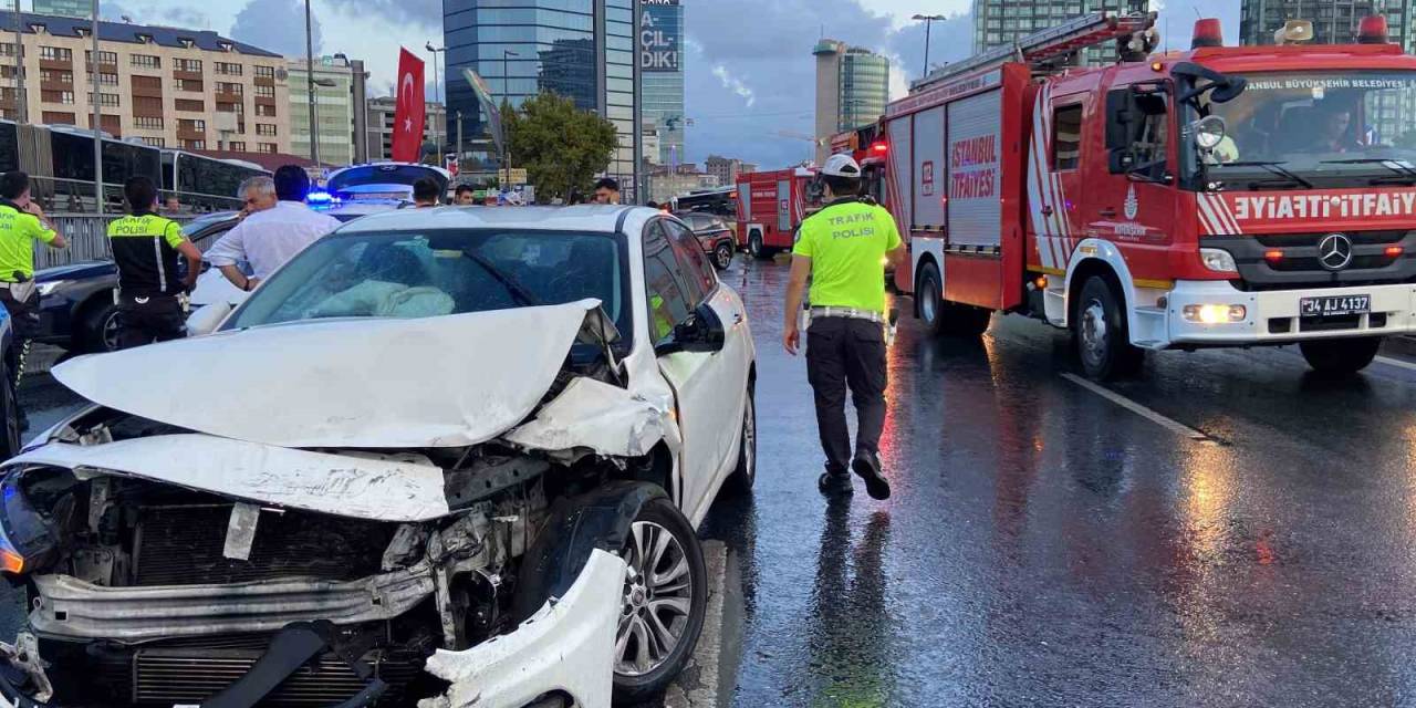 Şişli’de Otomobil İett Otobüsüne Arkadan Çarptı: 3 Yaralı