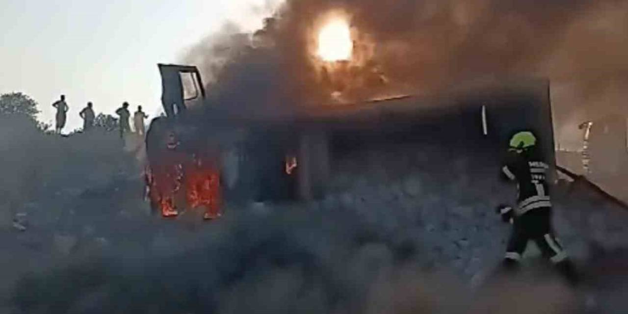 Uçuruma Yuvarlanan Taş Yüklü Kamyon Alev Alev Yandı