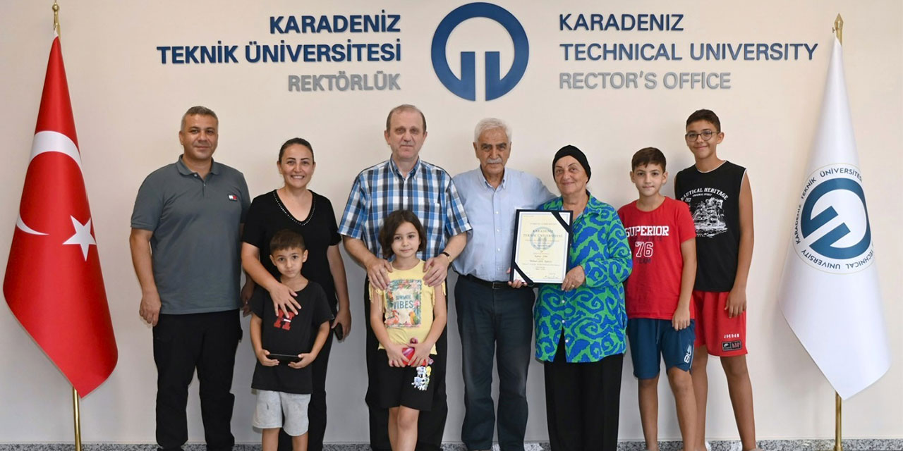 Rektör Çuvalcı, 80 Yaşındaki KTÜ Mezununa Diplomasını Takdim Etti