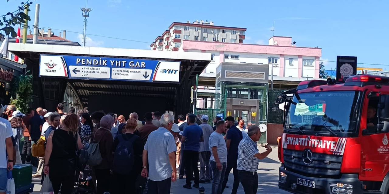 Pendik’te Marmaray Durağında Yangın Çıktı, Alt Geçit Önünde Kalabalık Oluştu