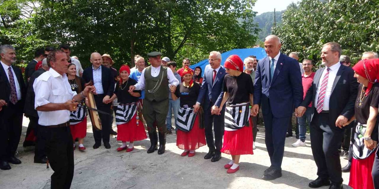 Bakanlar Uraloğlu Ve Ersoy, Trabzon’daki Turizm Noktalarını İnceledi, Vatandaşlarla Horon Oynadı
