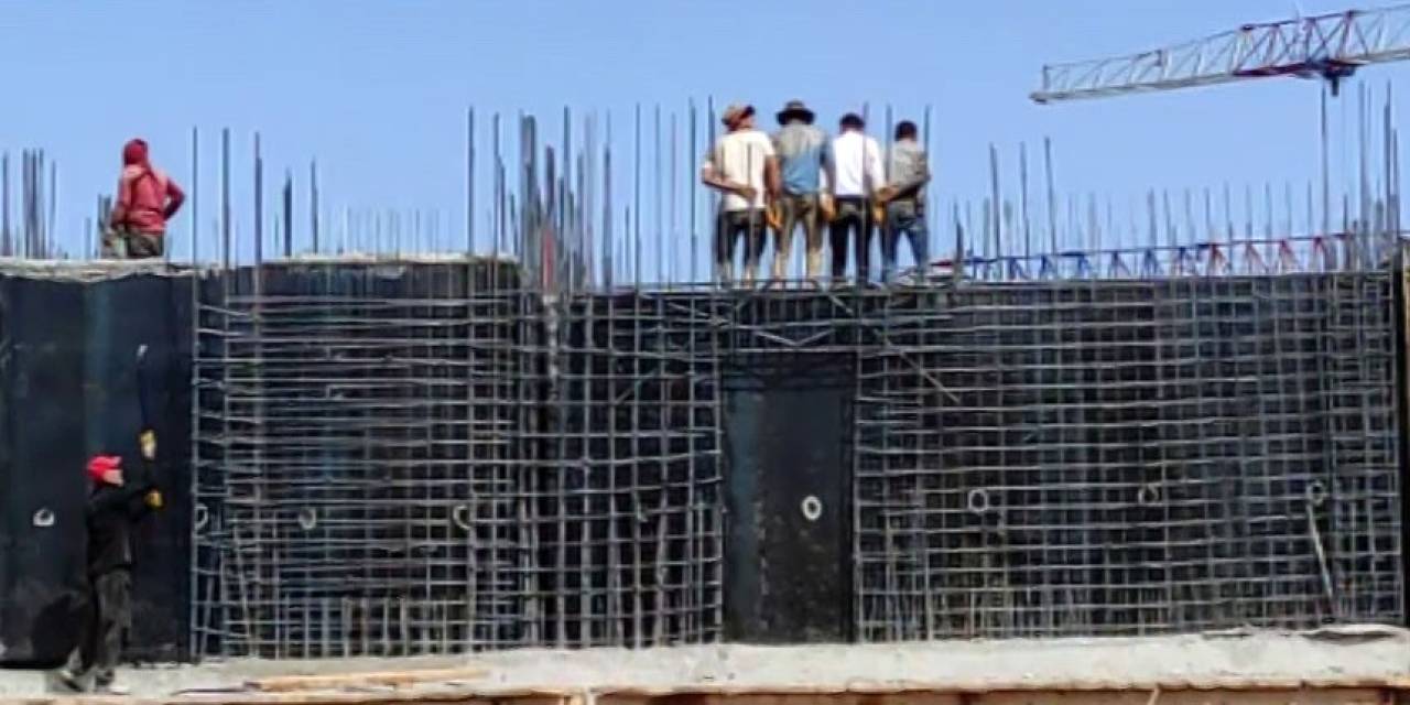 Halay Çeken İnşaat İşçilerinin Görüntüsü Gülümsetti