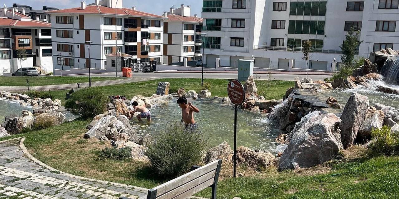 Sıcaktan Bunalan Çocuklar Süs Havuzuna Girdi