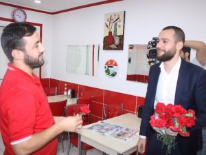 Dünyanın ’En Genç’ Fahri Konsolosu Ak Partiden Aday