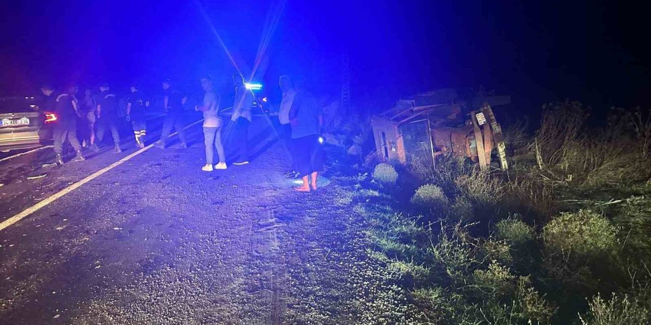 Traktör İle Otomobil Çarpıştı: 1 Yaralı