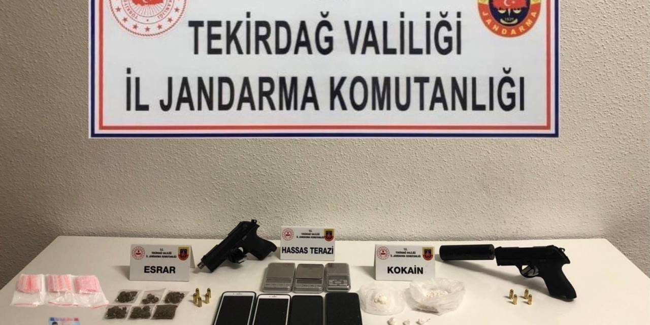 Kasten Öldürme Suçundan Aranan Zanlı Silah, Uyuşturucu Ve Paralarla Yakalandı
