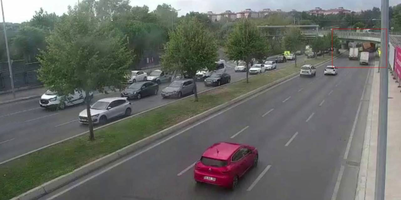 Bakırköy’de Tırın İett Otobüsünün Üzerine Devrildiği Anlar Kamerada