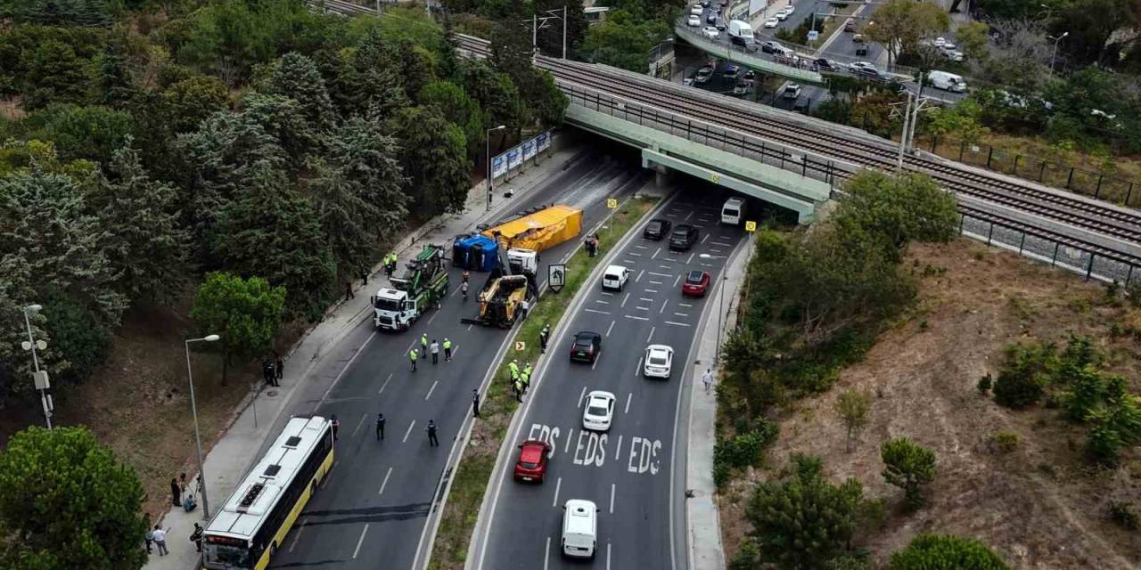 Bakırköy’de Alt Geçide Çarpan Tır İett Otobüsünün Üzerine Devrildi 8 Yaralı